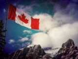 Alberta - Kanada: fahne am Berg mit Schnee